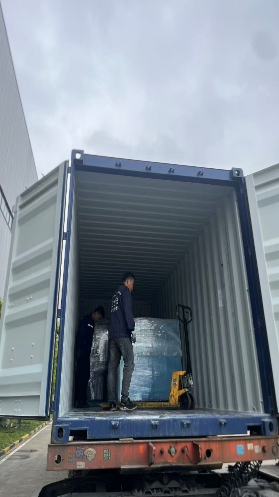 The 1x20&rsquo;Ft container loading 5 sets compressors & Accessories